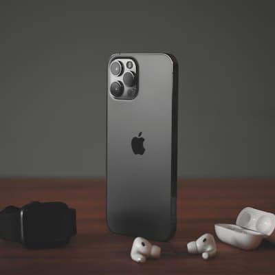 iPhone cho 5.000 bạn bè Facebook