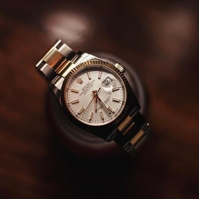 Rolex cho 100 con vợ công ty